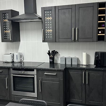 Modern 2 Bed Near Turf Moor Football Stadium, Parks, Canal And Lake Burnley Eksteriør billede